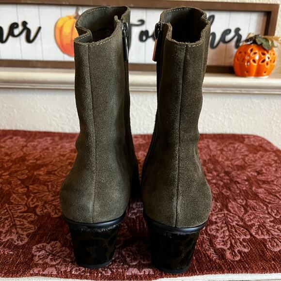 Lori Goldstein Women’s Coralie Dark Green Suede Cow Hair Heeled Booties Size 9.5 - Picture 5 of 15